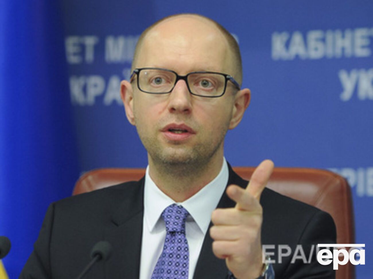 Яценюк анонсировал сокращение штата госслужащих