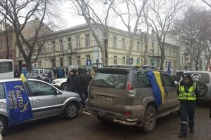 Одесскую прокуратуру пикетируют