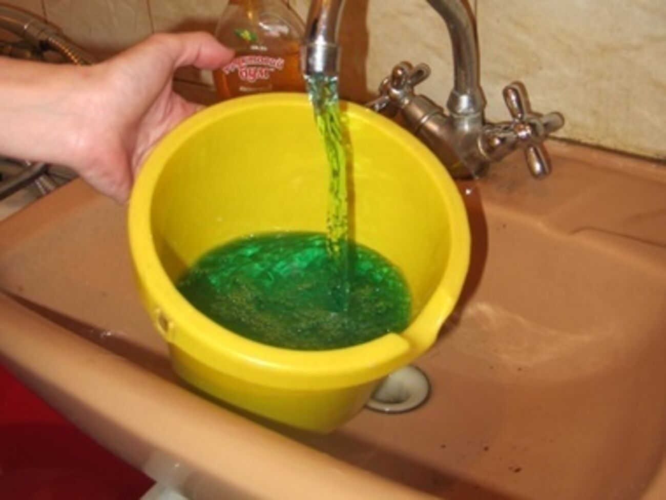 Зеленая вода потечет, если в теплосети есть повреждения