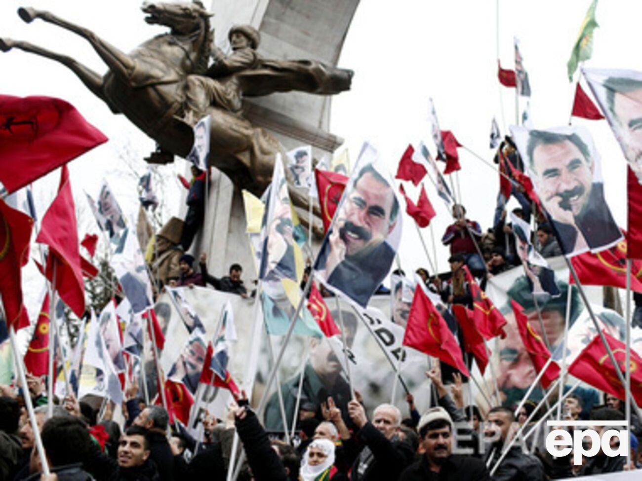 Сторонники Оджалана не хотят мириться с тем, что их лидер находится в тюрьме и требуют его немедленного освобождения