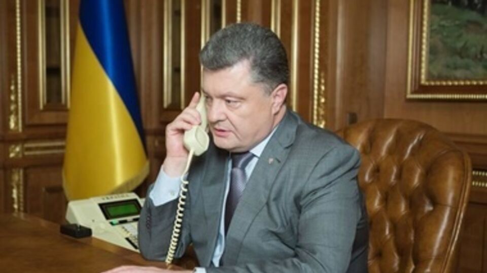 Петр Порошенко поговорил по телефону с Владимиром Путиным и Ангелой Меркель