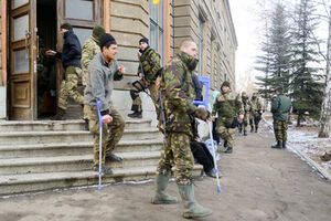 Раненых в Артемовск доставляют под обстрелом, боевиков не останавливают красные кресты на машинах