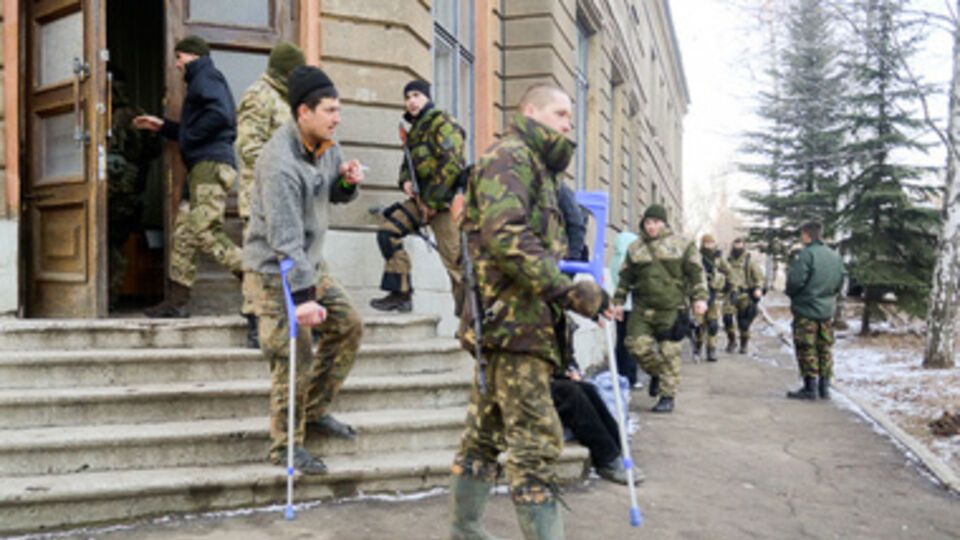 Раненых в Артемовск доставляют под обстрелом, боевиков не останавливают красные кресты на машинах