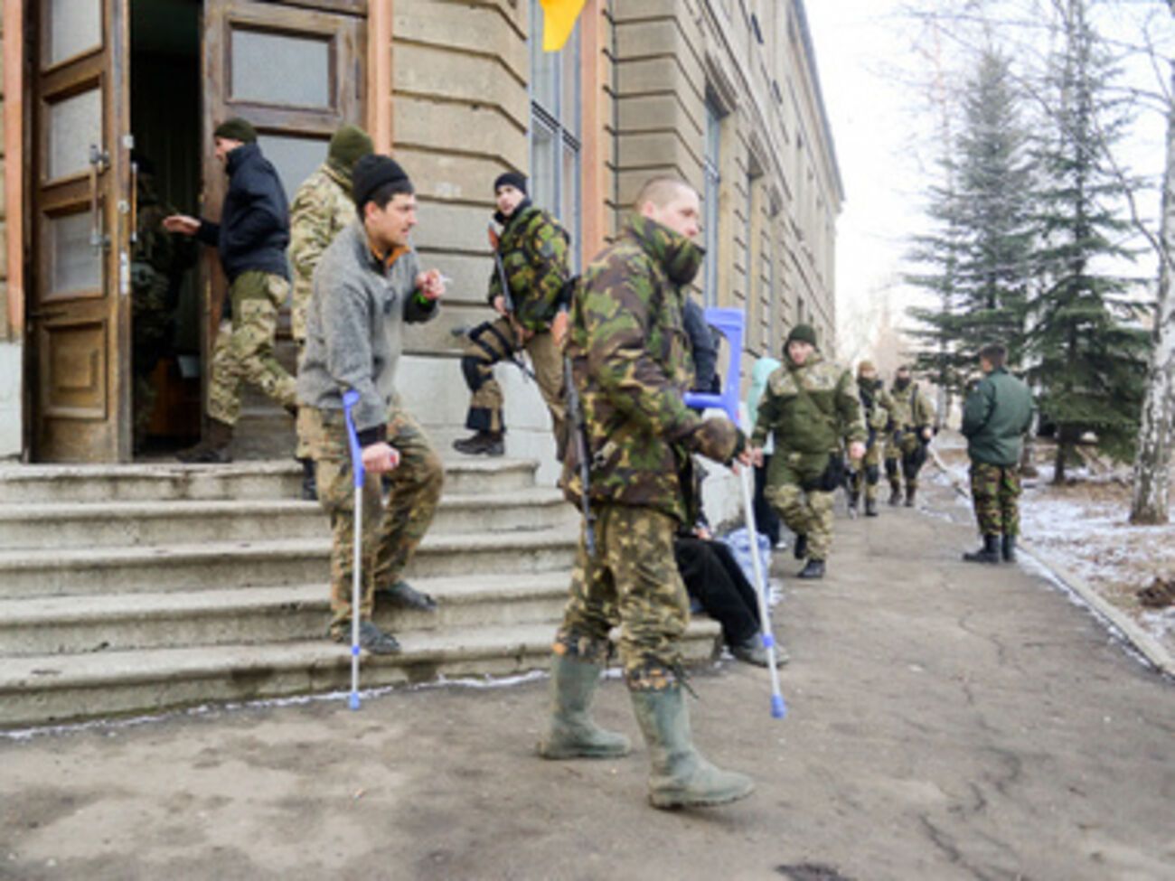 Раненых в Артемовск доставляют под обстрелом, боевиков не останавливают красные кресты на машинах