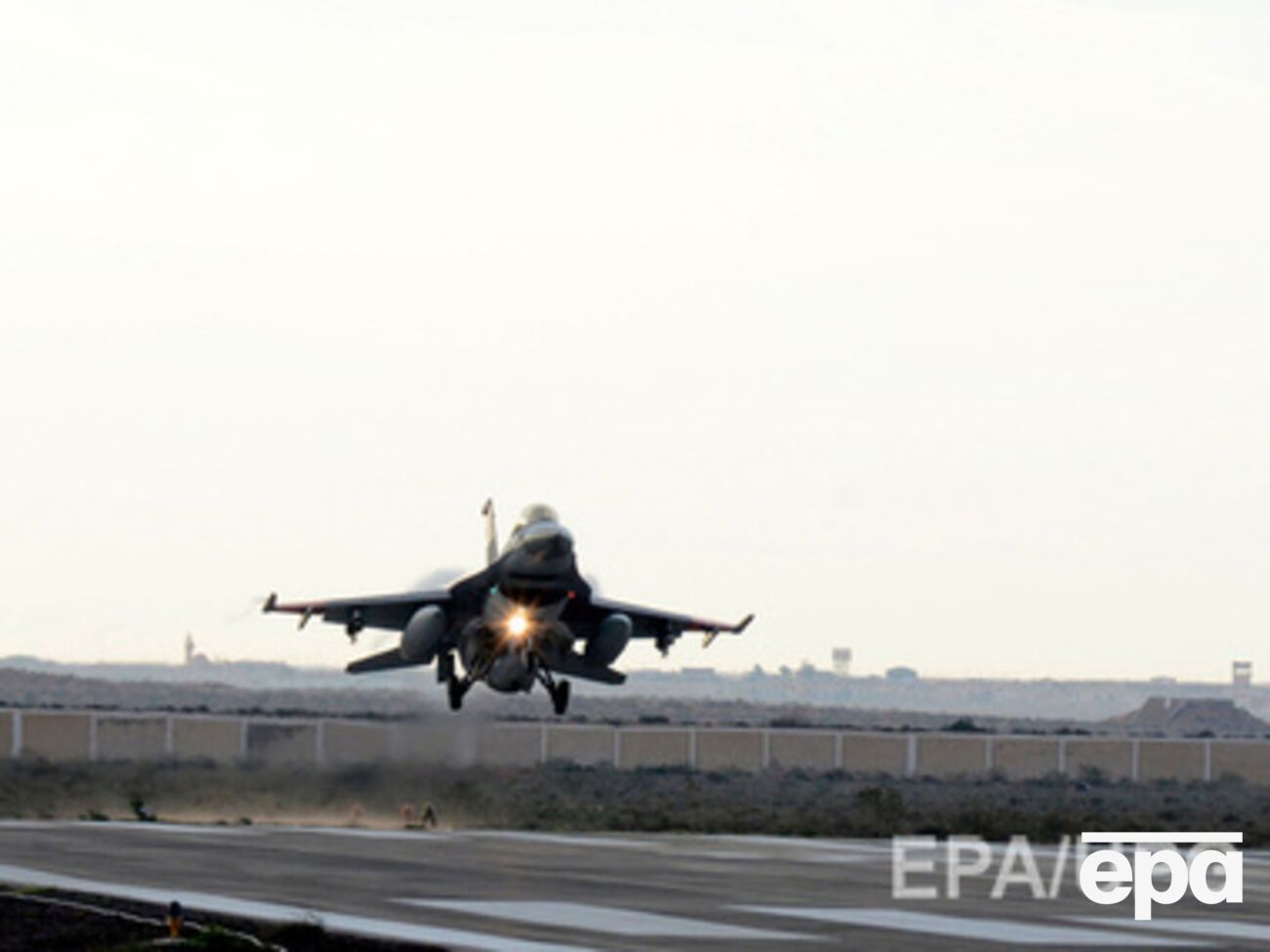 Вечером того же дня авиация поразила лагеря, склады и командные пункты исламистов у города Дерна на северо-востоке Ливии