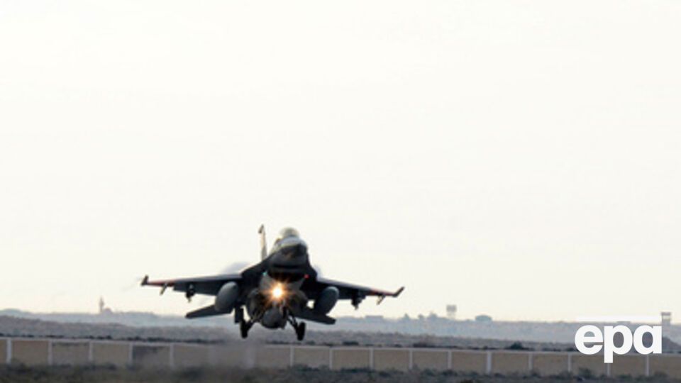 Вечером того же дня авиация поразила лагеря, склады и командные пункты исламистов у города Дерна на северо-востоке Ливии