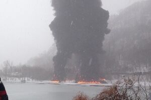 После аварии нефть загорелась