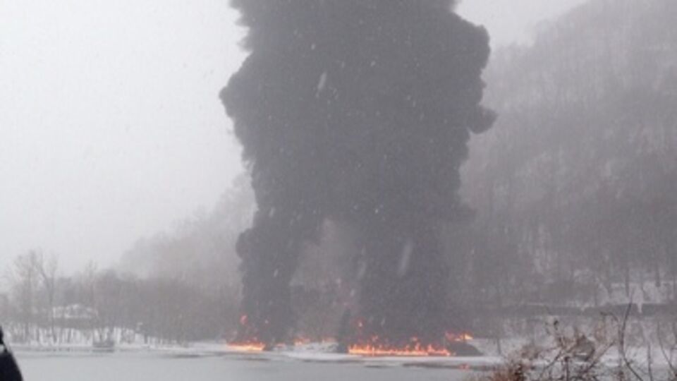 После аварии нефть загорелась