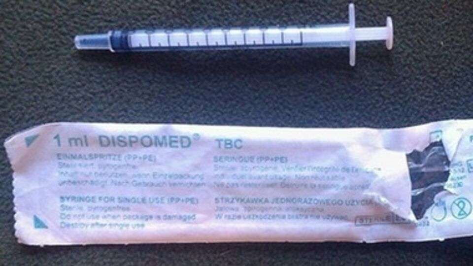 В Министерстве здравоохранения кто-то наживается на закупке ненужных шприцов без игл, считает Доник