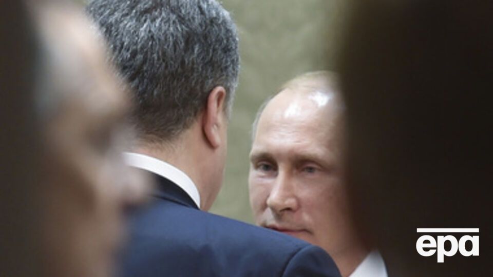 По данным СМИ, Петр Порошенко и Владимир Путин спорят из-за Дебальцево, где продолжаются бои
