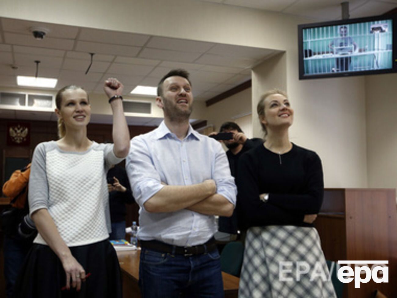 Алексей Навальный с супругой Юлией (справа) и женой брата Викторией на заседании суда