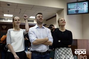 Алексей Навальный с супругой Юлией (справа) и женой брата Викторией на заседании суда