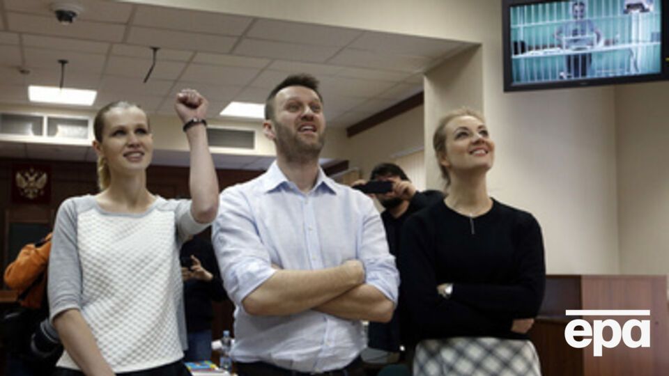 Алексей Навальный с супругой Юлией (справа) и женой брата Викторией на заседании суда