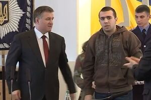 Аваков вручил награды украинским солдатам