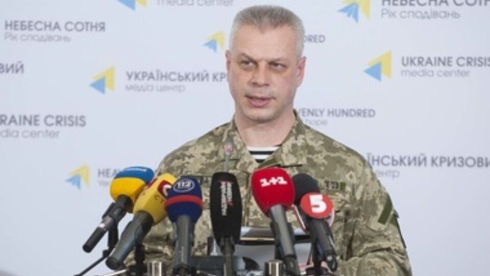 Боевики ведут круглосуточный обстрел украинских позиций, сообщил Лысенко