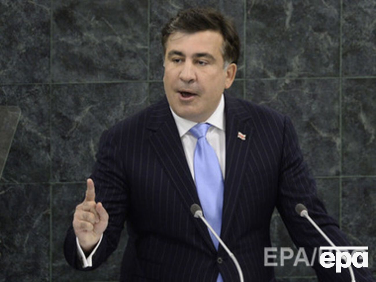 Саакашвили считает необходимым повысить зарплату госчиновникам