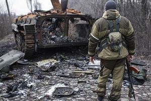 Украинские бойцы покидают Дебальцево