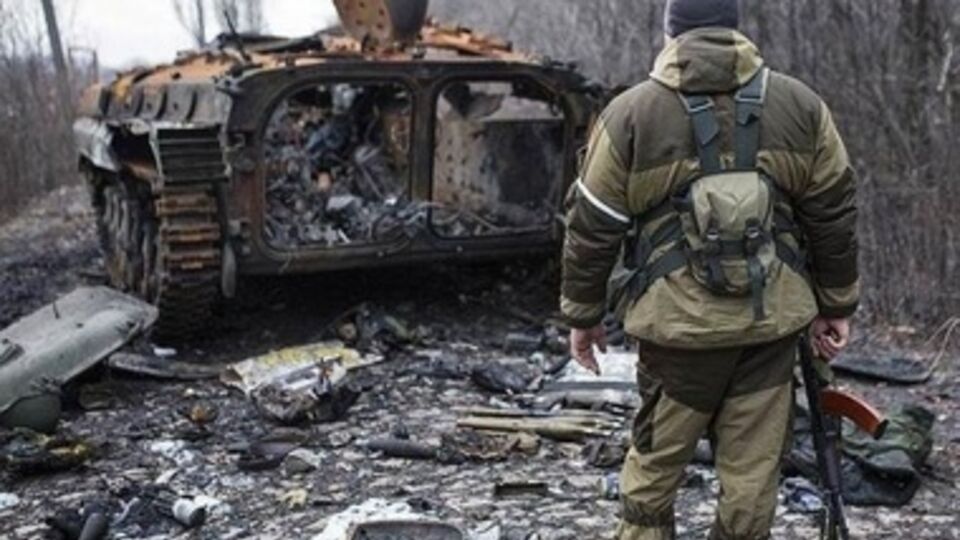 Украинские бойцы покидают Дебальцево