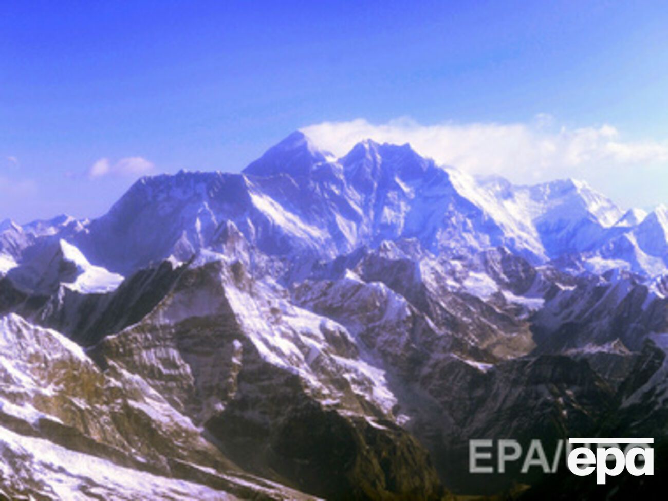 Маршрут восхождения на Эверест изменят в марте