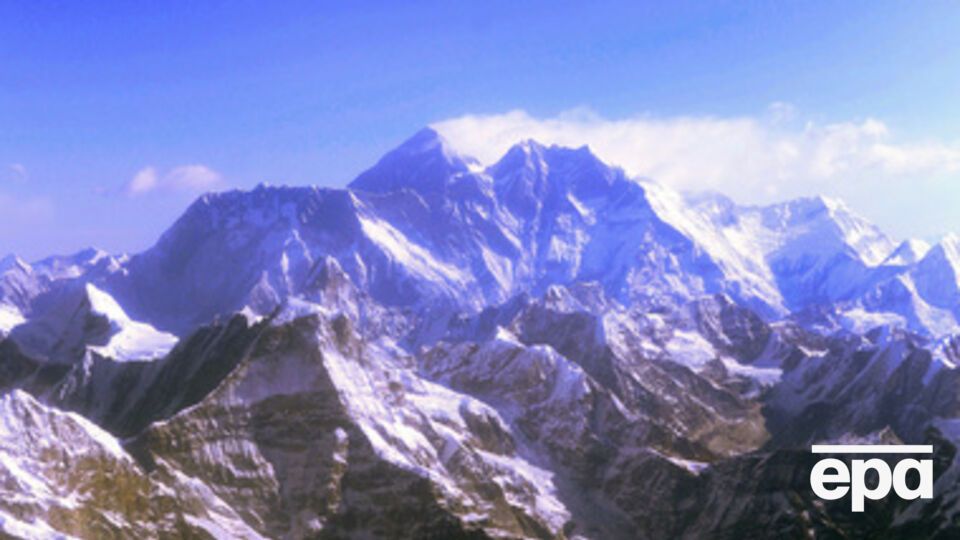 Маршрут восхождения на Эверест изменят в марте