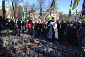 Возле памятника Героям Небесной сотни в Киеве прошел молебен