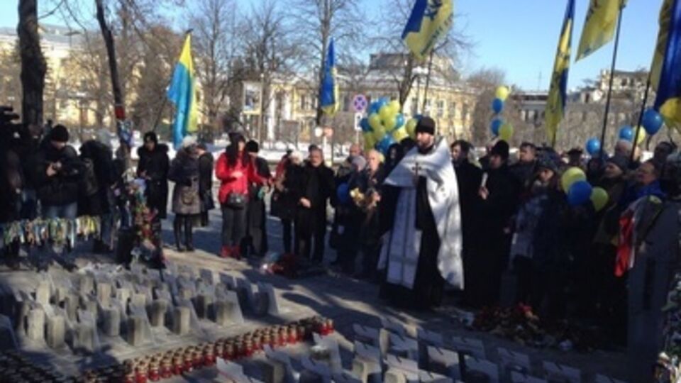 Возле памятника Героям Небесной сотни в Киеве прошел молебен