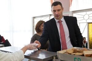 Кличко проверил, что едят киевские школьники