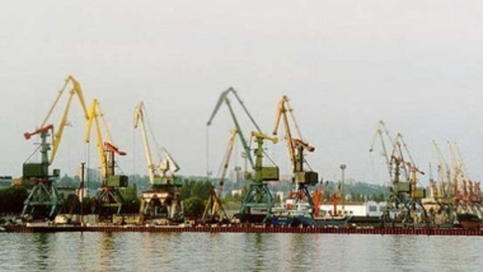 Мариупольский торговый порт остановил работу
