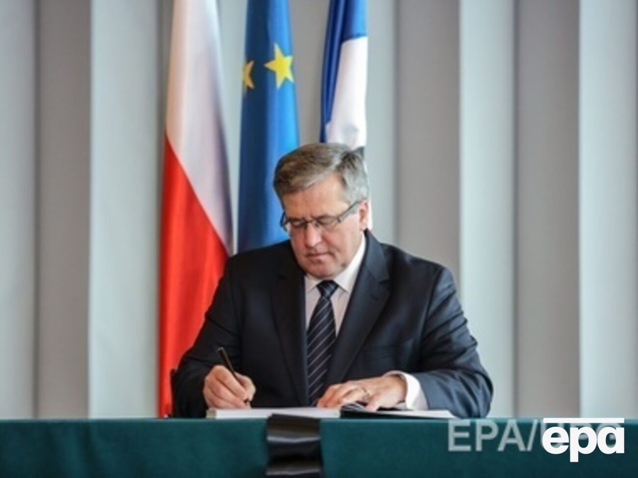 Коморовский считает, что Минские соглашения находятся под угрозой срыва