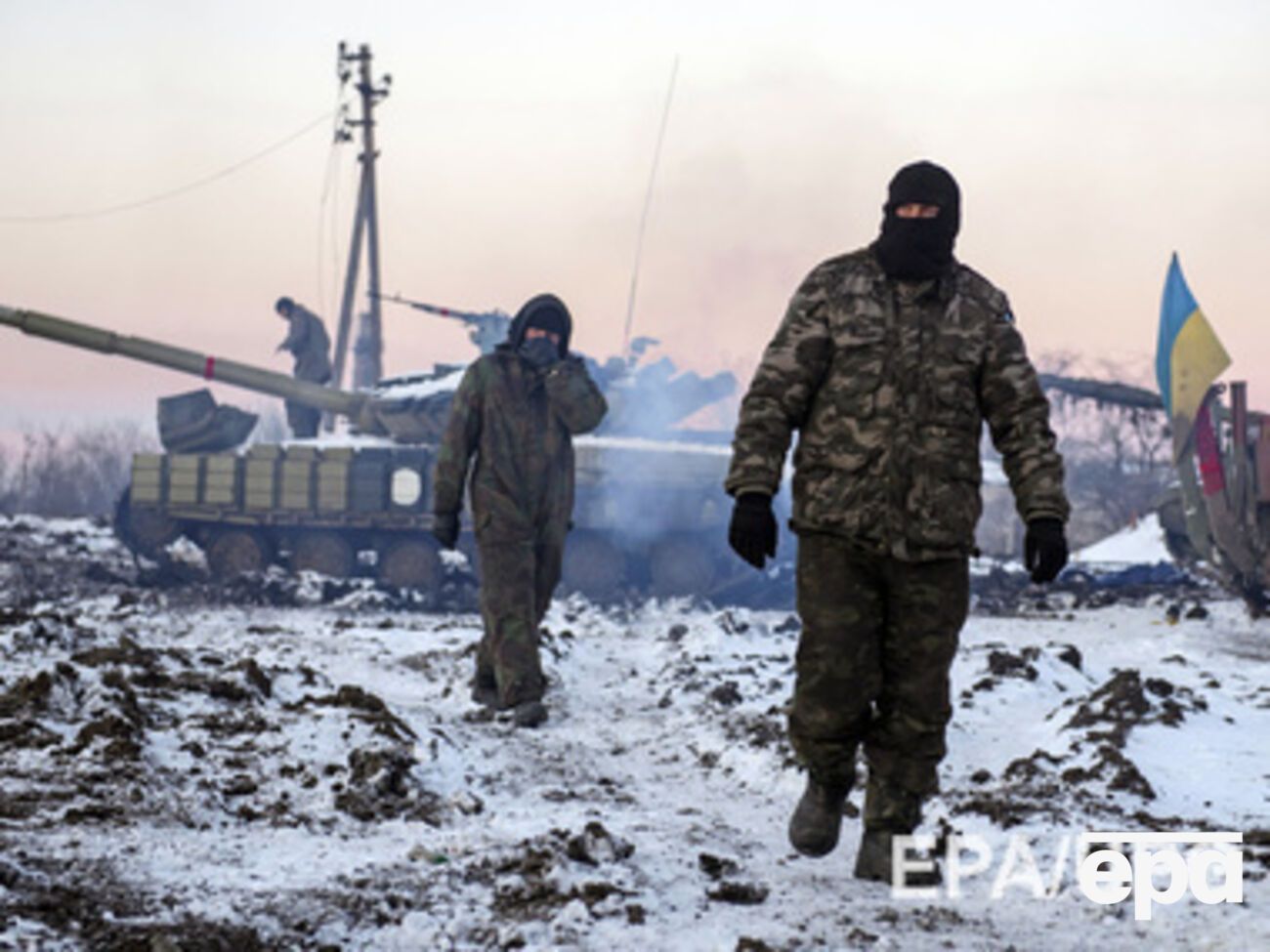 Украинские бойцы отвечают на вражеский огонь