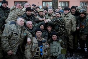 Порошенко встретился с военными, которые вышли из Дебальцево. Фоторепортаж