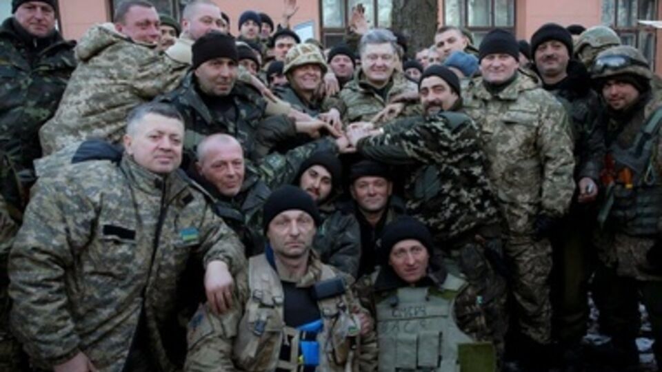Порошенко встретился с военными, которые вышли из Дебальцево. Фоторепортаж