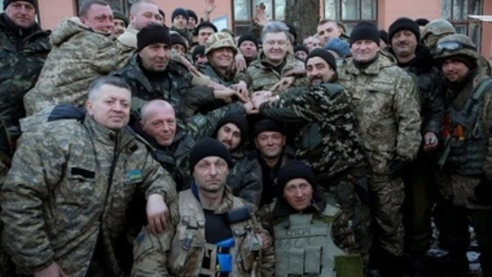 Петр Порошенко встретился с бойцами, вышедшими из-под Дебальцево