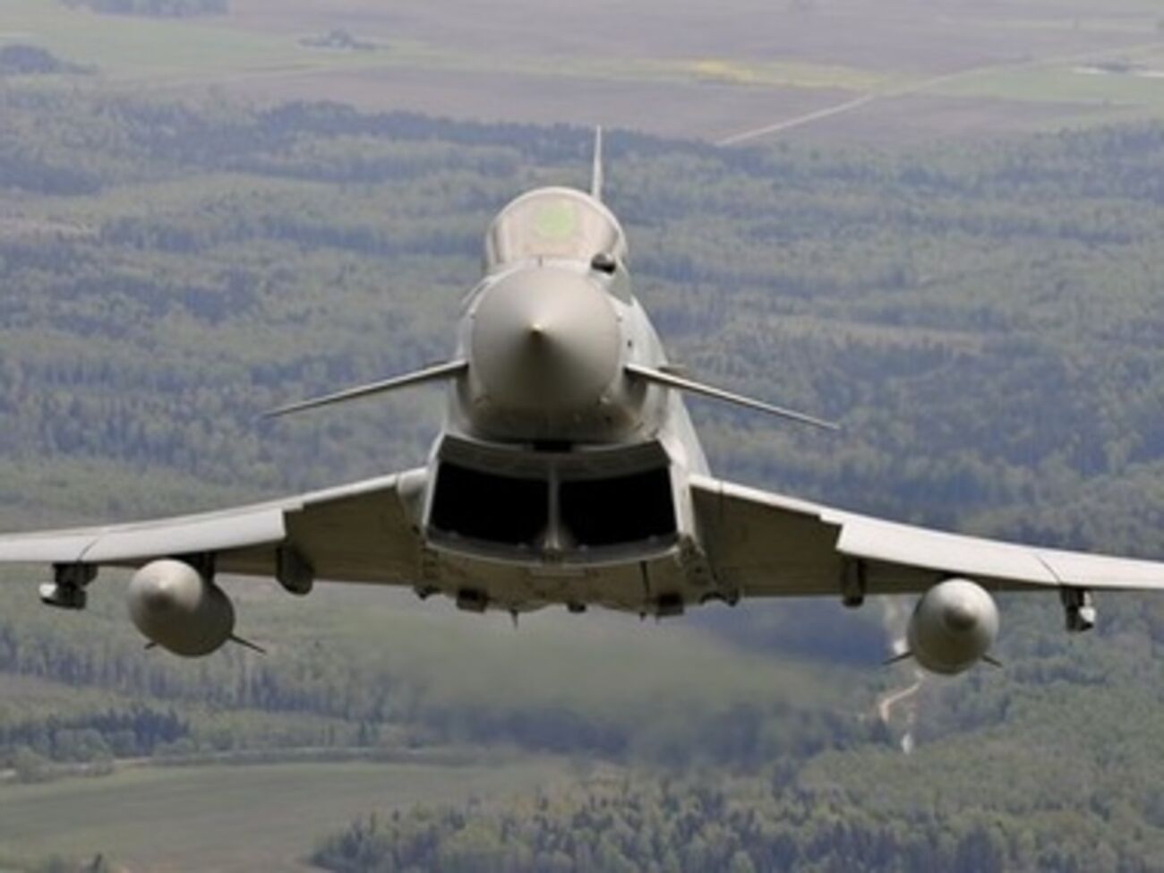 Истребители британских ВВС "проводили" российские самолеты