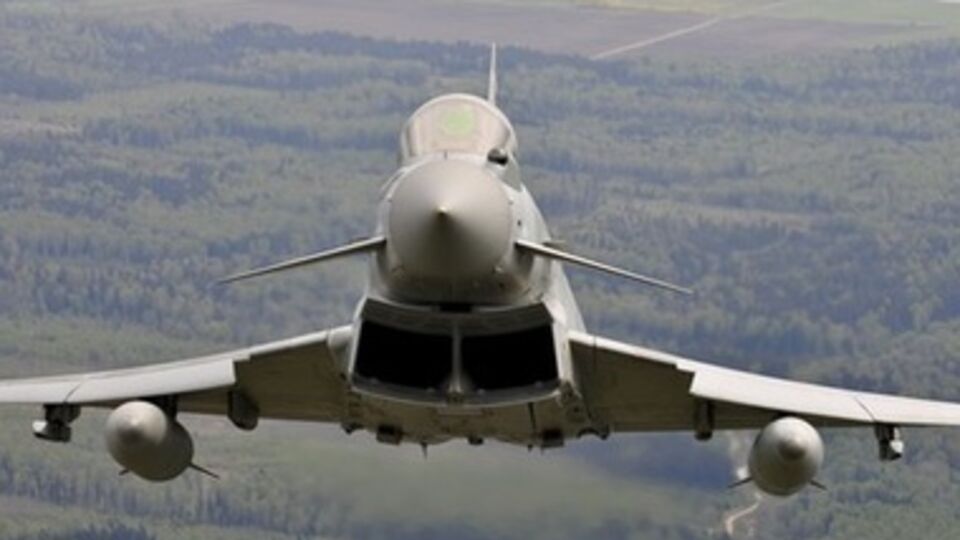 Истребители британских ВВС "проводили" российские самолеты