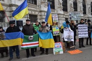 В Вене под зданием ОБСЕ прошла акция против российской агрессии в Украине. Фоторепортаж