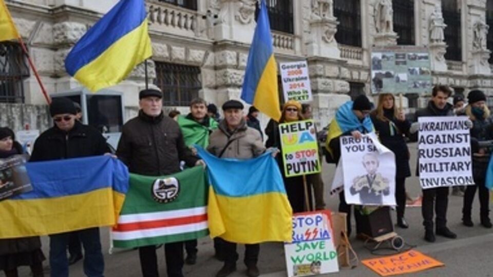 В Вене под зданием ОБСЕ прошла акция против российской агрессии в Украине. Фоторепортаж