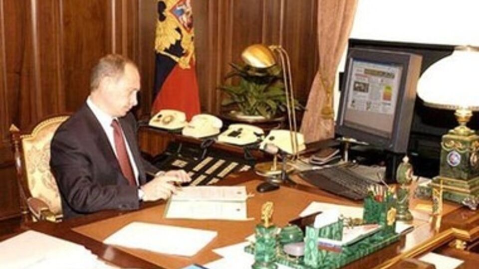 В соцсетях намекают, что именно с этих аппаратов российский президент планирует звонить в Альянс