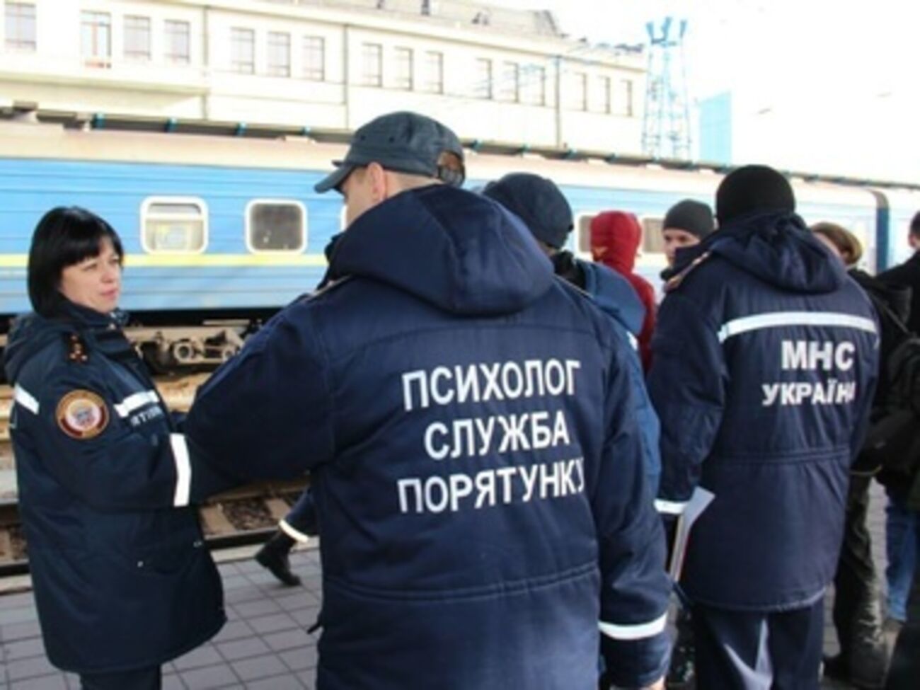 Спасатели проводят эвакуацию из зоны АТО