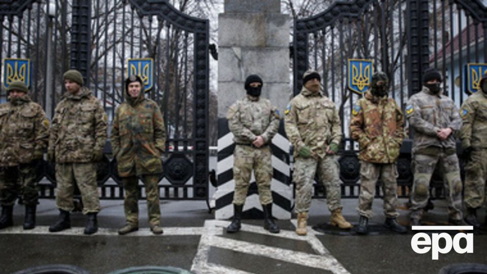 Нужно ли ограничивать выезд из Украины военнообязанным?