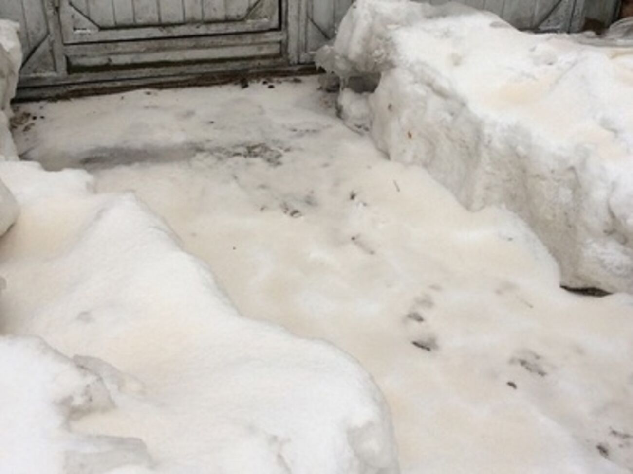 Снег окрасился из-за пыли, которую южный циклон собрал над пустыней в Африке