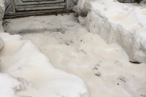 Снег окрасился из-за пыли, которую южный циклон собрал над пустыней в Африке