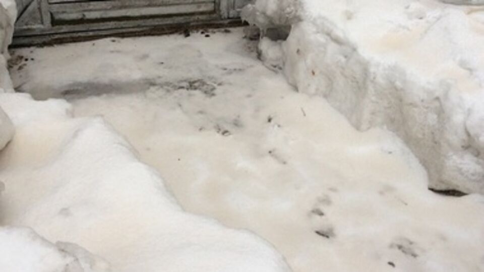 Снег окрасился из-за пыли, которую южный циклон собрал над пустыней в Африке