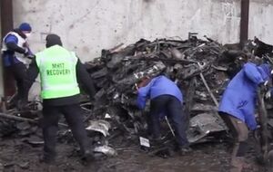 Поисковая миссия Нидерландов "Recovery-MH17" сообщила, что на месте было найдено два небольших контейнера, обломки самолета и личные вещи погибших