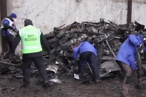 Поисковая миссия Нидерландов "Recovery-MH17" сообщила, что на месте было найдено два небольших контейнера, обломки самолета и личные вещи погибших