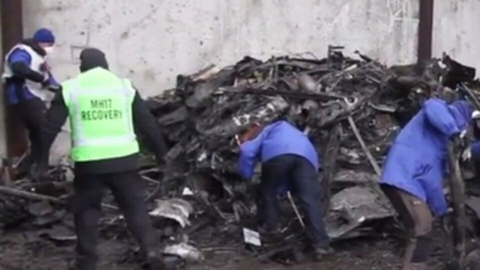 Поисковая миссия Нидерландов "Recovery-MH17" сообщила, что на месте было найдено два небольших контейнера, обломки самолета и личные вещи погибших