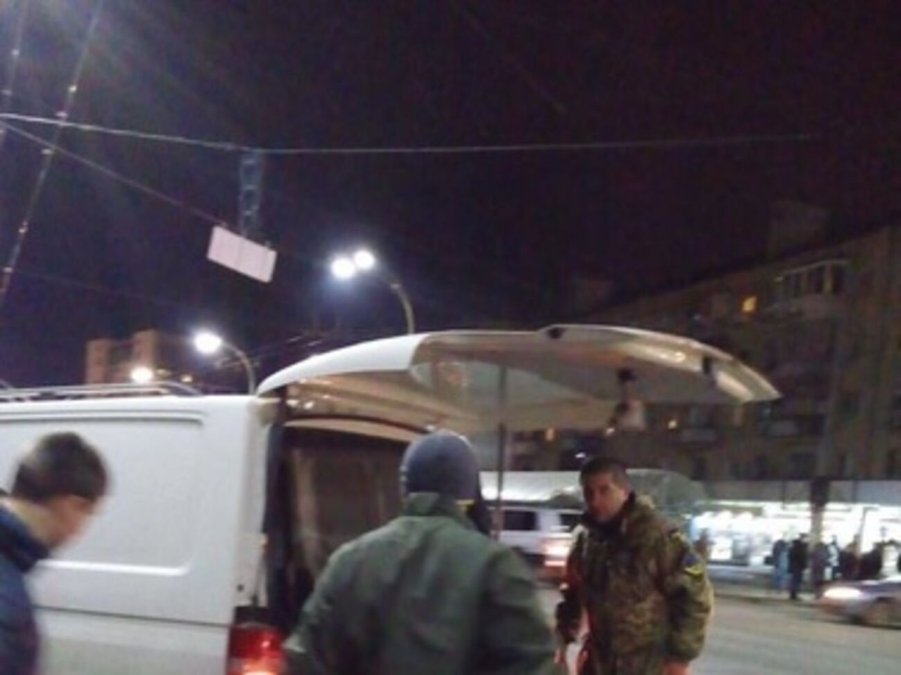 Айдаровцы складывают несожженные шины