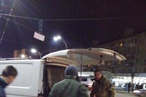 Айдаровцы складывают несожженные шины