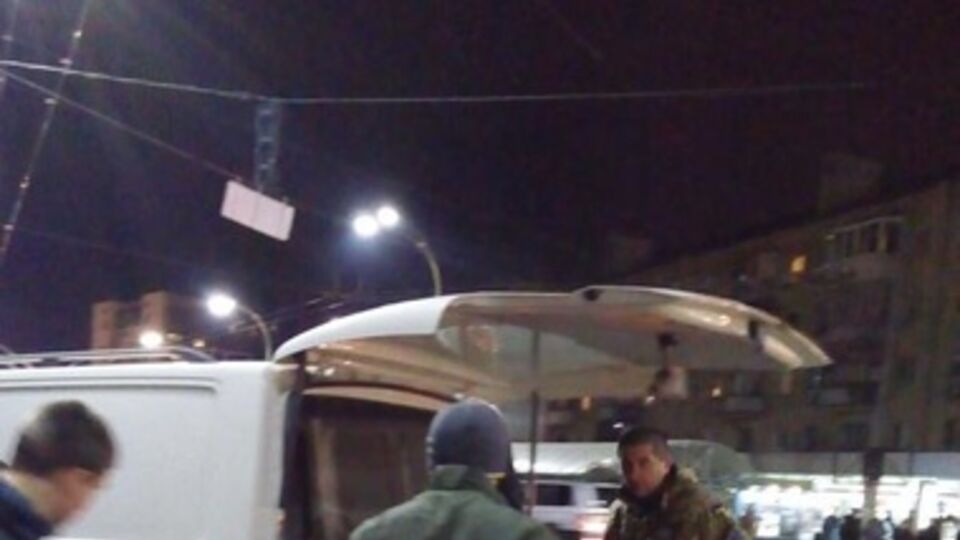 Айдаровцы складывают несожженные шины