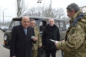 Волонтеры из Черновцов привезли продукты, предметы первой необходимости и детские рисунки с пожеланиями солдатам